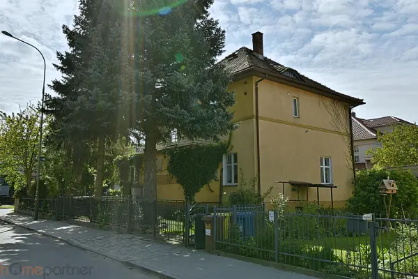 Wrocław, Krzyki, Brochów, Koreańska, Klasyczna przedwojenna willa miejska z ogrodem