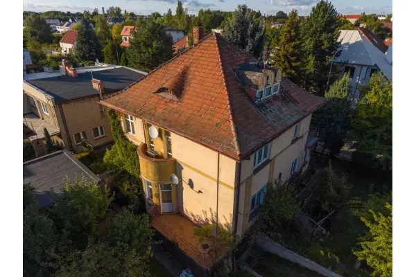 Wrocław, Krzyki, Brochów, Koreańska, Klasyczna przedwojenna willa miejska z ogrodem