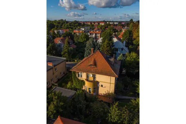 Wrocław, Krzyki, Brochów, Koreańska, Klasyczna przedwojenna willa miejska z ogrodem