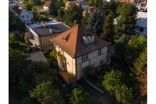 Wrocław, Krzyki, Brochów, Koreańska, Klasyczna przedwojenna willa miejska z ogrodem